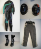 Neuwertiger Herrenlederkombi,  Stiefel,  Regenkombi und Helm usw.