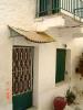 Altes sanierungsbeduerftiges Steinhaus auf Poros 