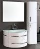Weißer Badezimmerschrank und Hochschrank
